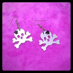 🔥☠️ Cute skull and crossbone earrings ☠️